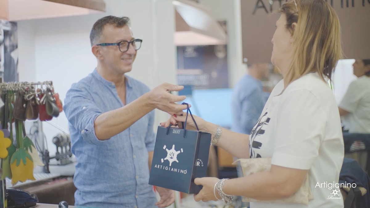 Carica il video: 
